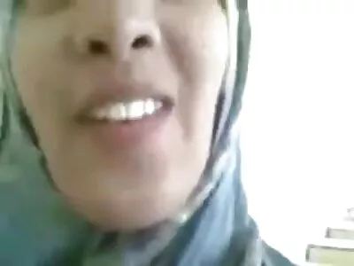Kaksi ilmaista mature pornoa hurmaavaa brunettia jakamassa Derrickin kukkoa ulkona